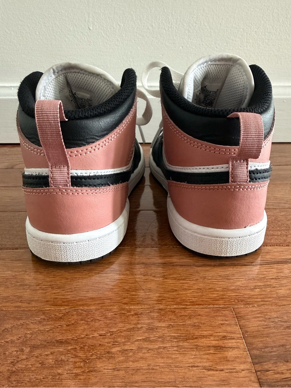 KID’S AIR JORDAN RETRO 1 MID CASUAL SHOES - Picture 2 of 10
